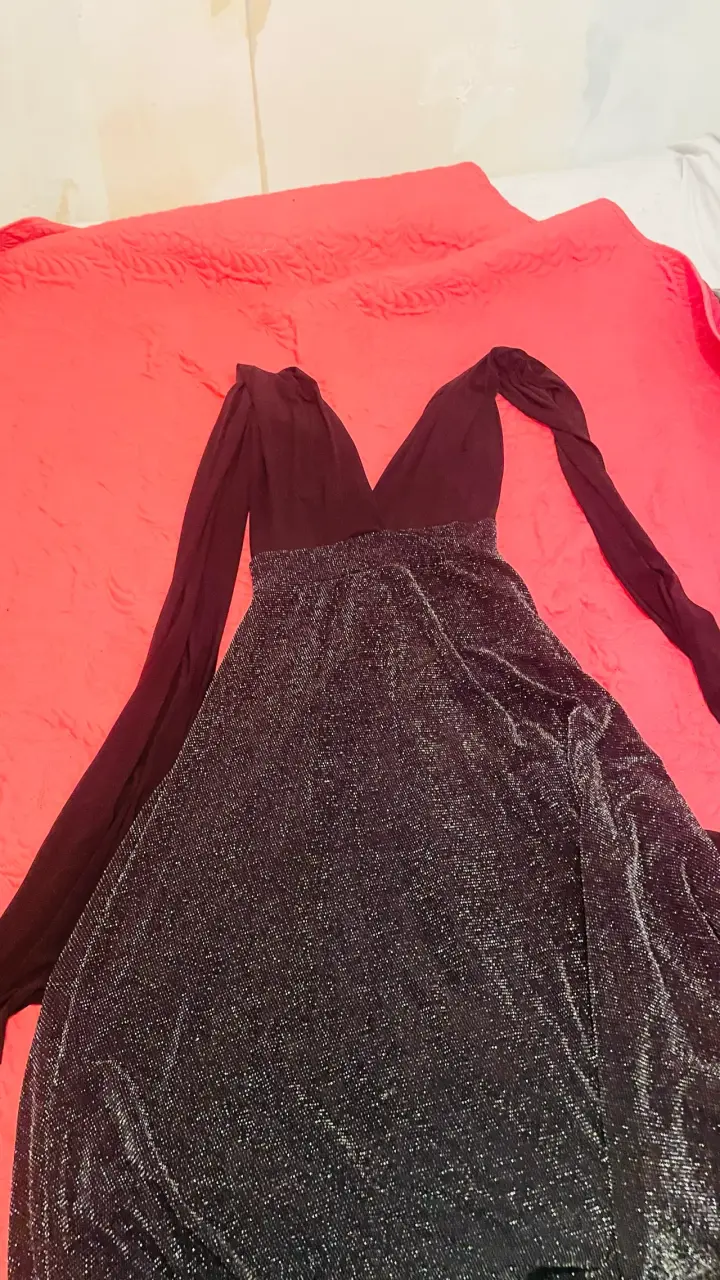 Vestido largo negro con brillo y mangas largas
