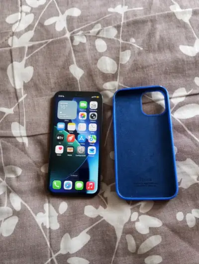 iPhone 12 mini 64 gb 76% con funda azul - miniatura 1