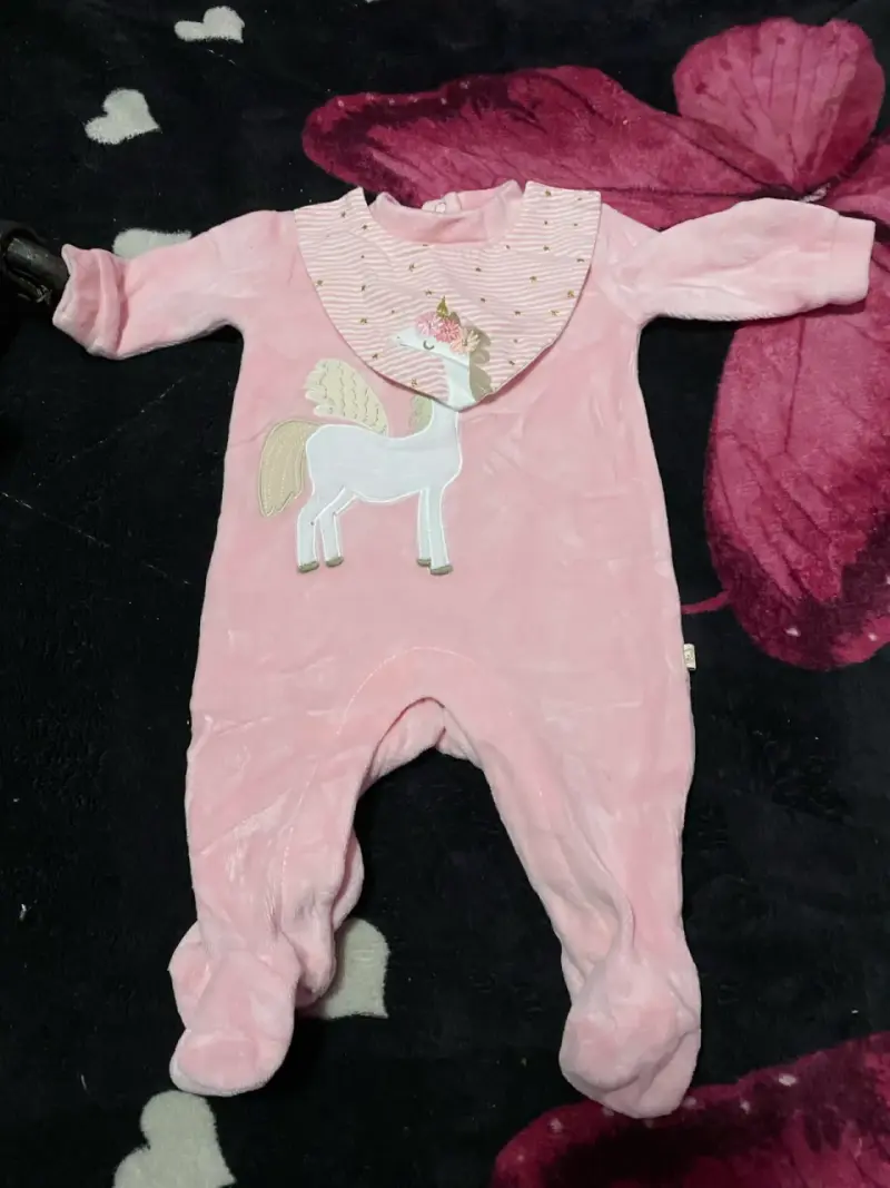 Conjunto de ropa para bebé con diseños de unicornio y corazones - 1