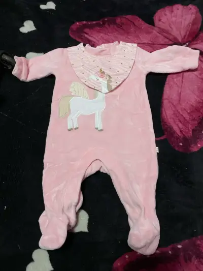 Conjunto de ropa para bebé con diseños de unicornio y corazones - miniatura 1