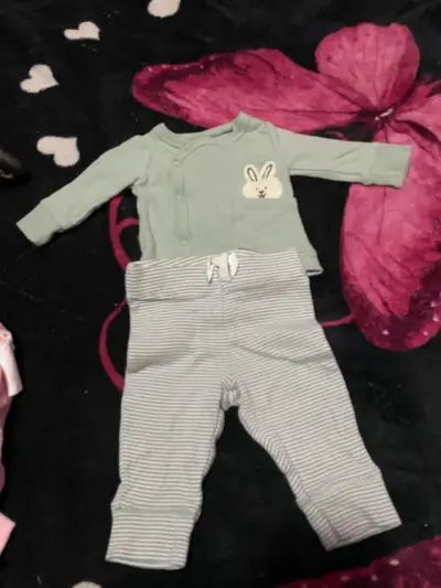 Conjunto de ropa para bebé con diseños de unicornio y corazones - miniatura 2