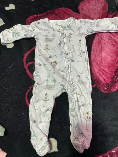 Conjunto de ropa para bebé con diseños de unicornio y corazones - miniatura 4