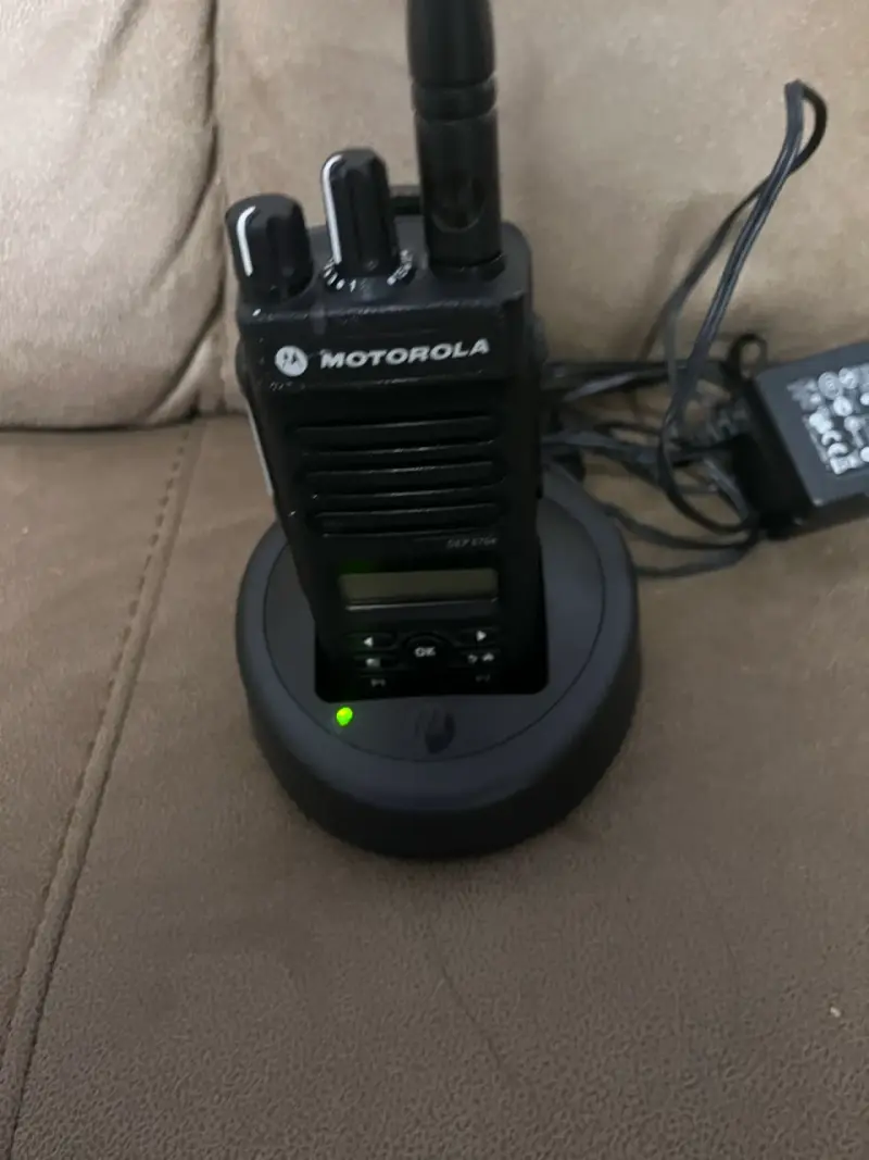 Radio Motorola Dmr digital DEP 570e con cargador - 1