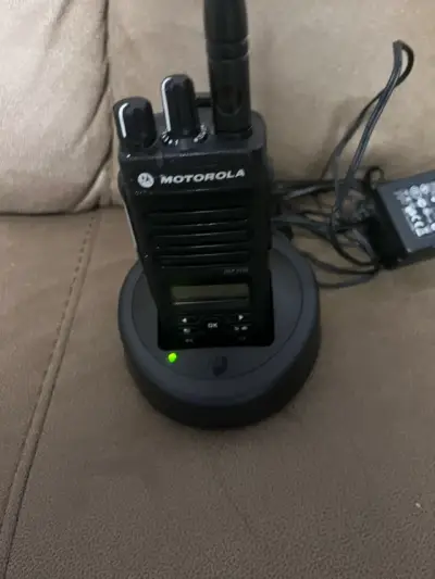 Radio Motorola Dmr digital DEP 570e con cargador - miniatura 1