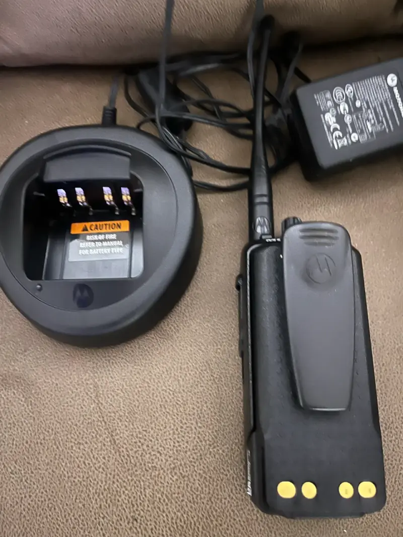Radio Motorola Dmr digital DEP 570e con cargador - 2