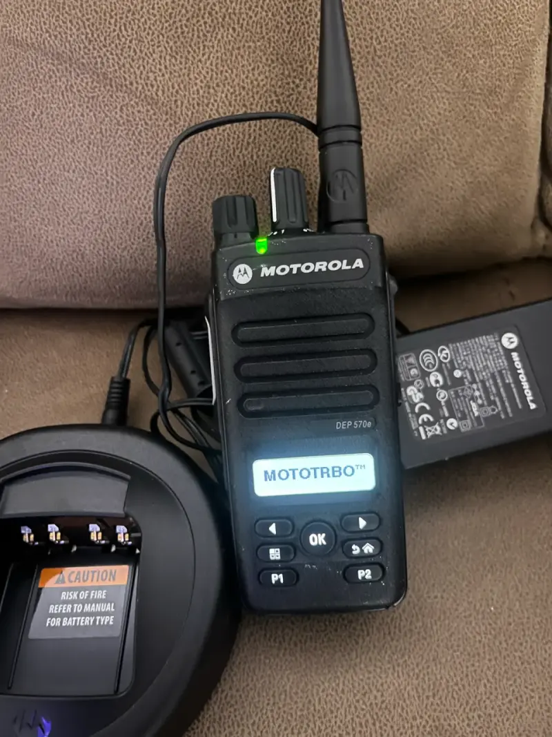Radio Motorola Dmr digital DEP 570e con cargador - 3