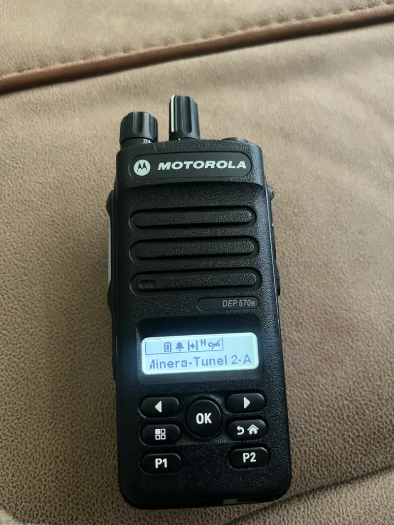 Radio Motorola Dmr digital DEP 570e con cargador - 4