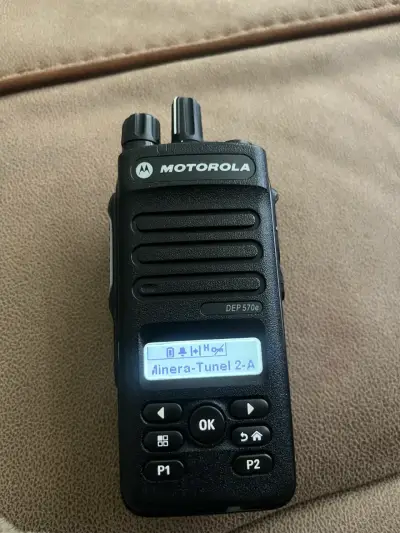 Radio Motorola Dmr digital DEP 570e con cargador - miniatura 4