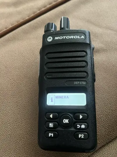 Radio Motorola Dmr digital DEP 570e con cargador - miniatura 5