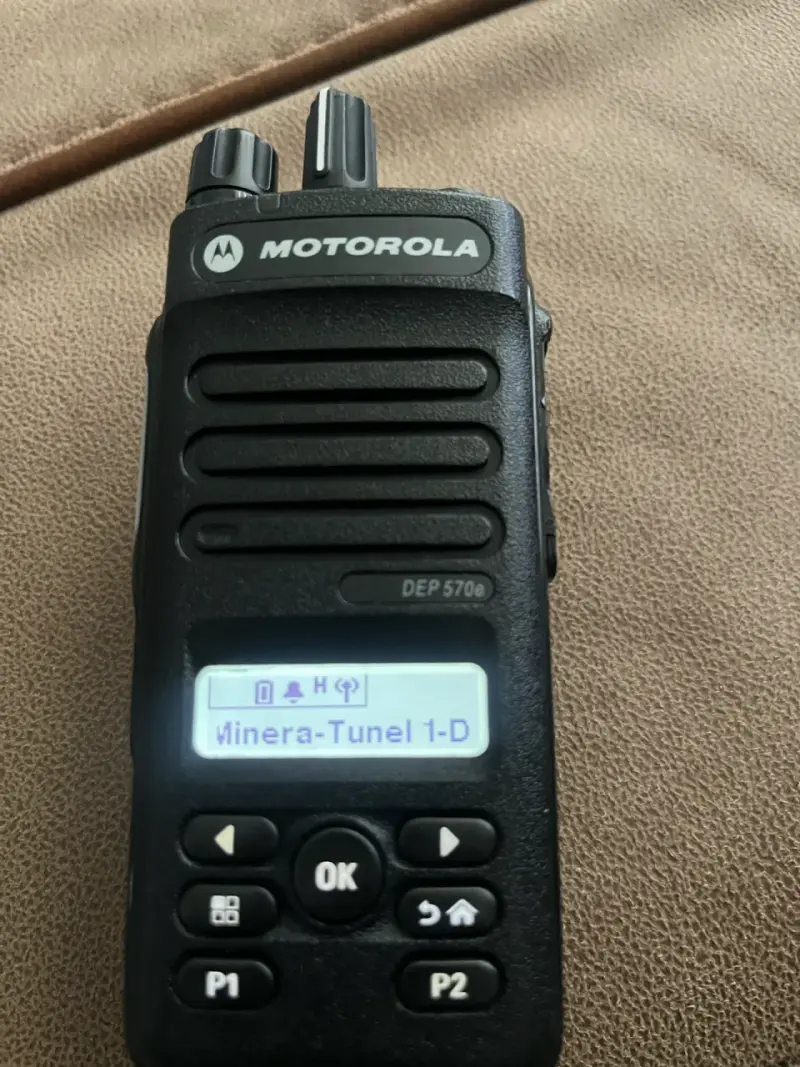 Radio Motorola Dmr digital DEP 570e con cargador - 6