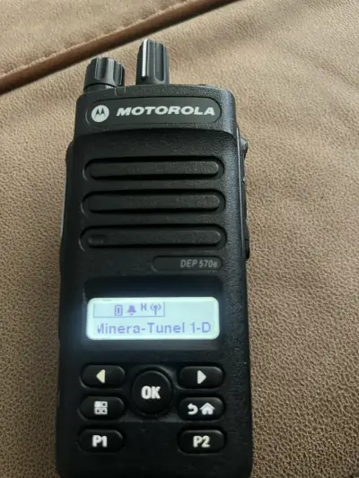 Radio Motorola Dmr digital DEP 570e con cargador - miniatura 6