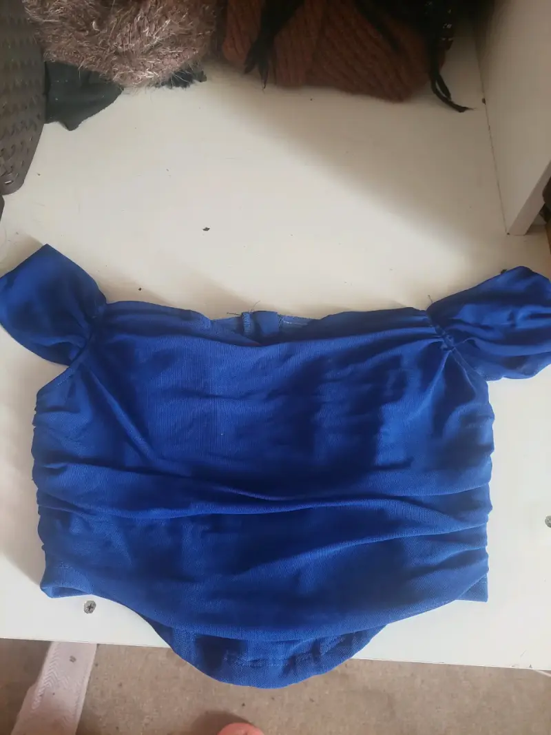 Top azul con hombros descubiertos