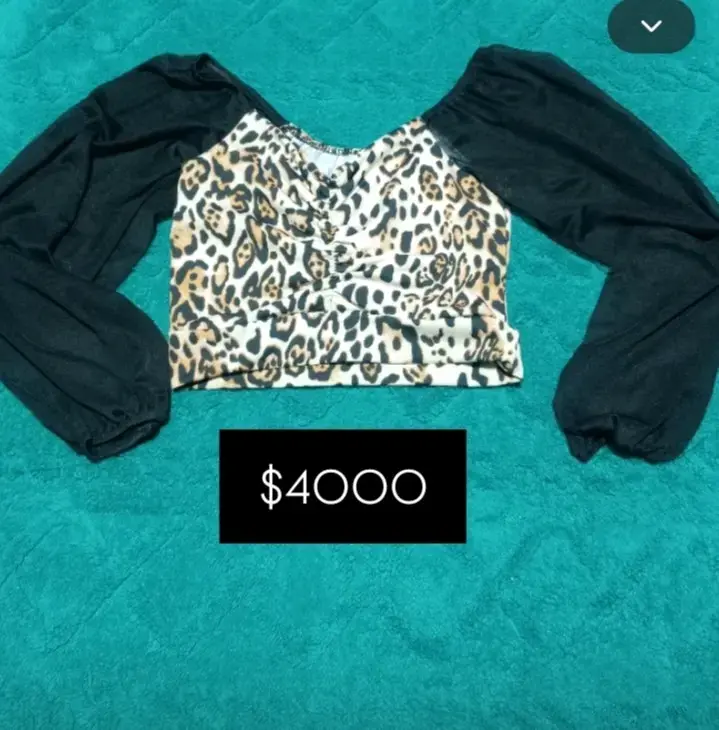 Crop top animal print con mangas largas