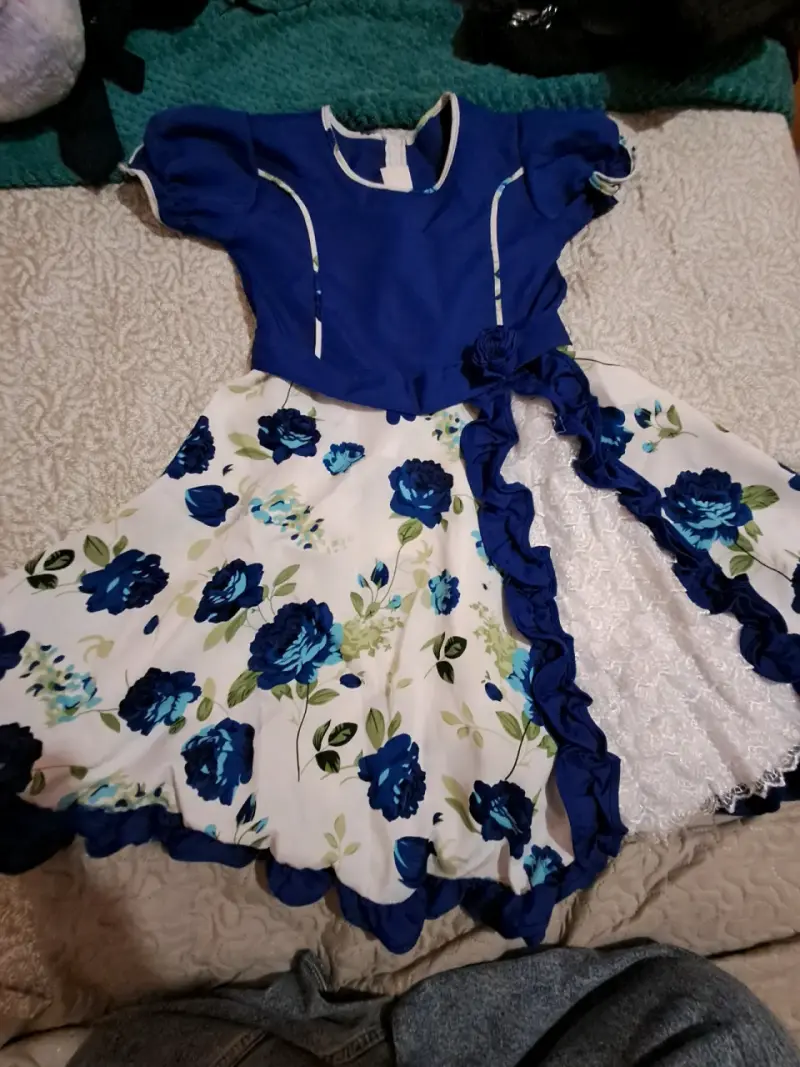 Vestido de huasa azul con blanco floreado