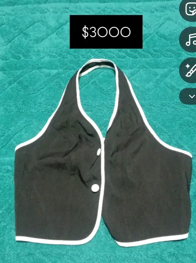 Chaleco corto negro con ribetes blancos