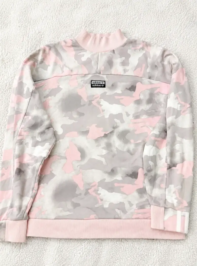 Polerón camuflado rosa Adidas para mujer