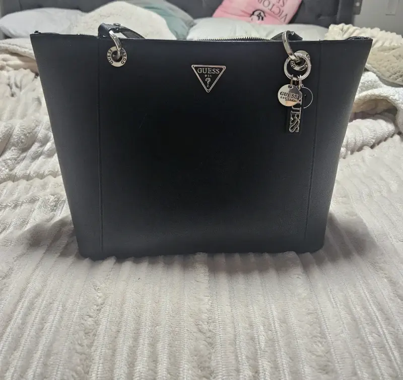 Bolso negro Guess con detalles metálicos
