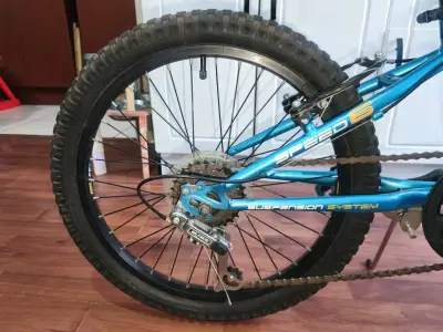 Bicicleta de montaña azul con suspensión - miniatura 2