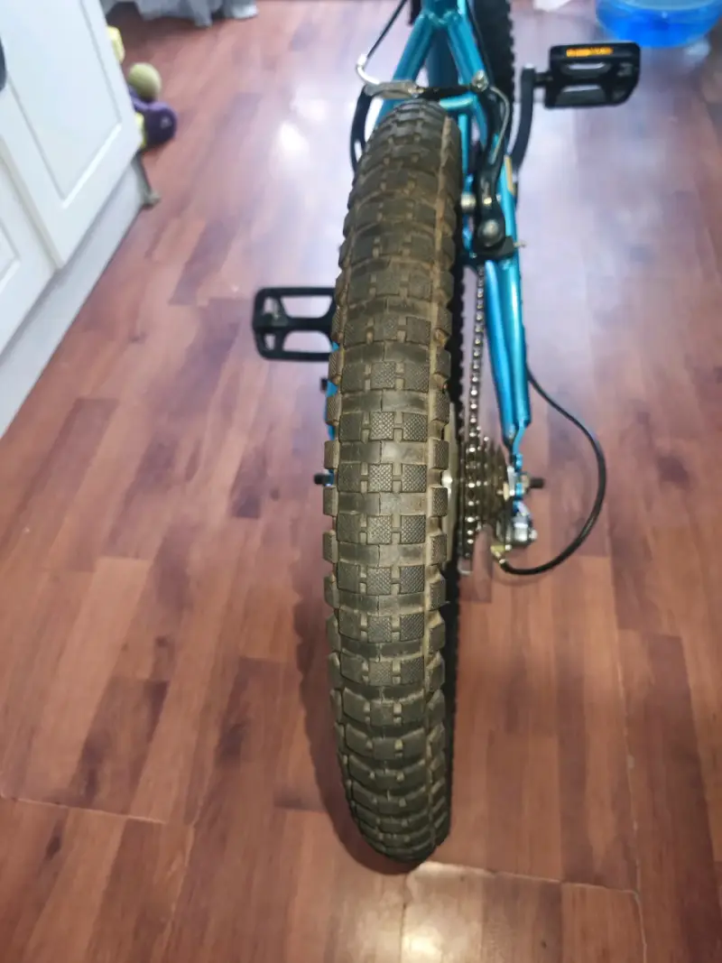 Bicicleta de montaña azul con suspensión - 3