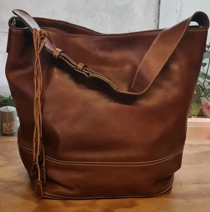 Bolso de cuero marrón con diseño elegante - 1
