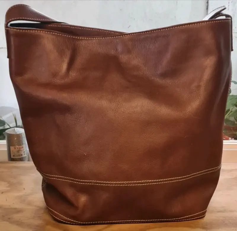 Bolso de cuero marrón con diseño elegante - 2