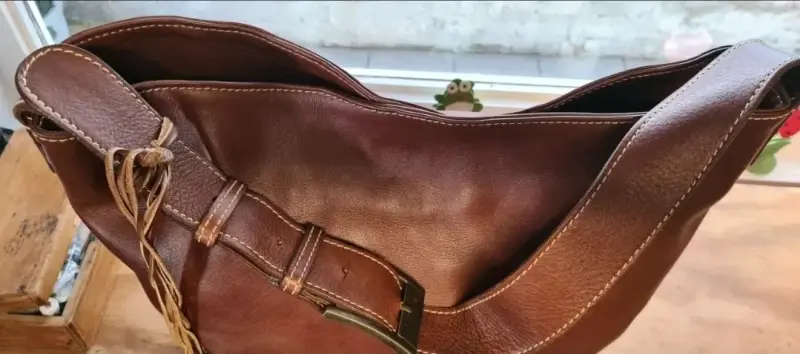 Bolso de cuero marrón con diseño elegante - 3