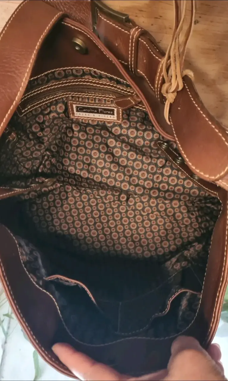 Bolso de cuero marrón con diseño elegante - 4