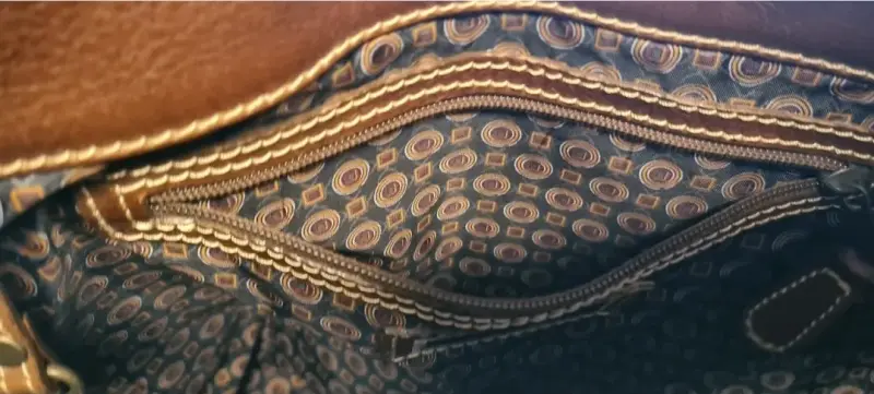 Bolso de cuero marrón con diseño elegante - 5
