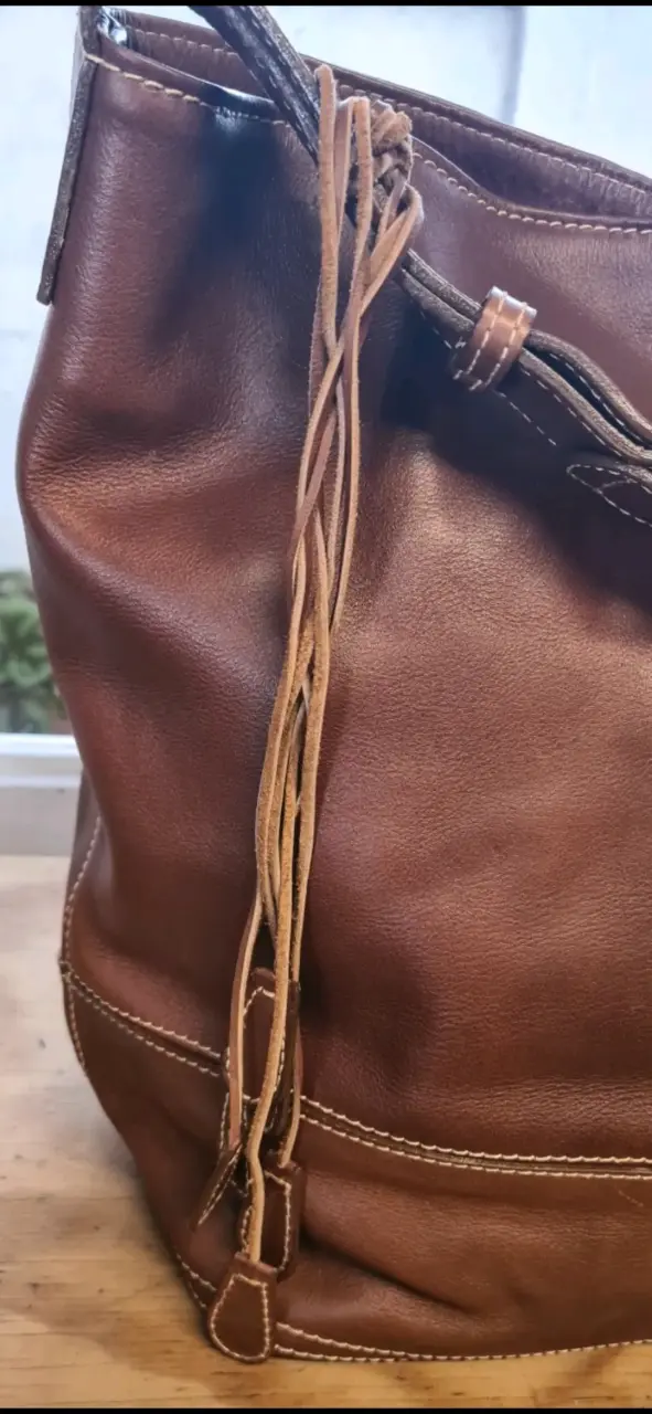Bolso de cuero marrón con diseño elegante - 6