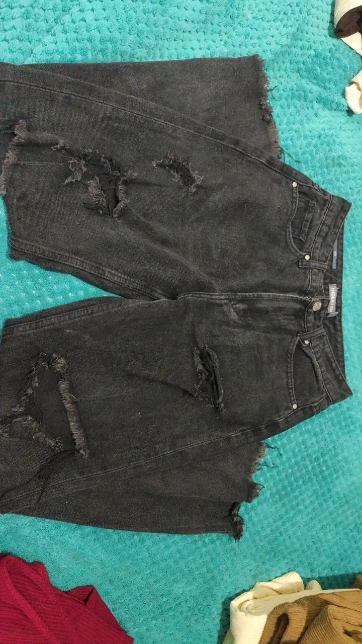 Jeans largos negros desgastados para mujer - 1