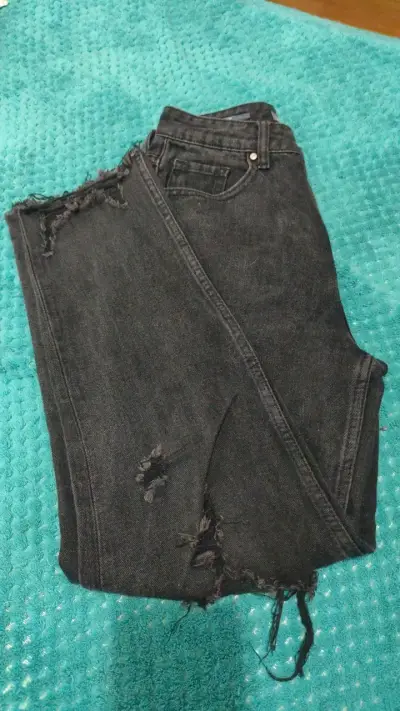 Jeans largos negros desgastados para mujer - miniatura 2