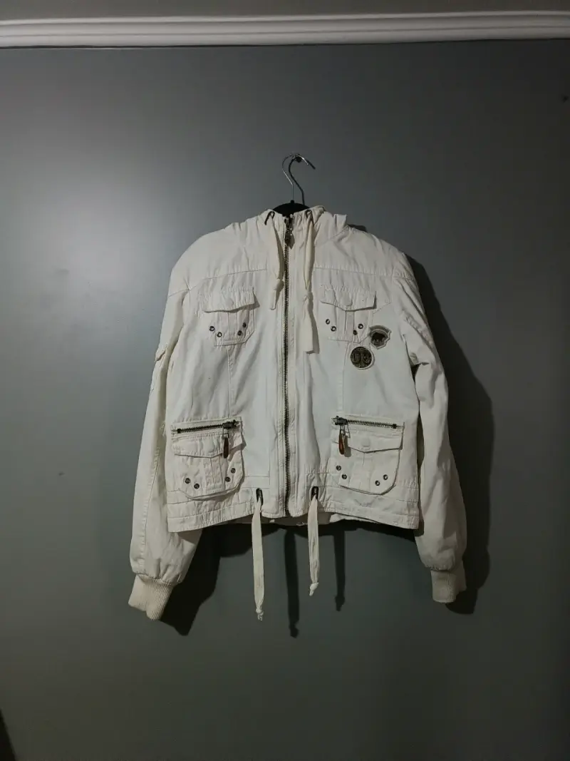 Chaqueta blanca con capucha y chiporro - 1