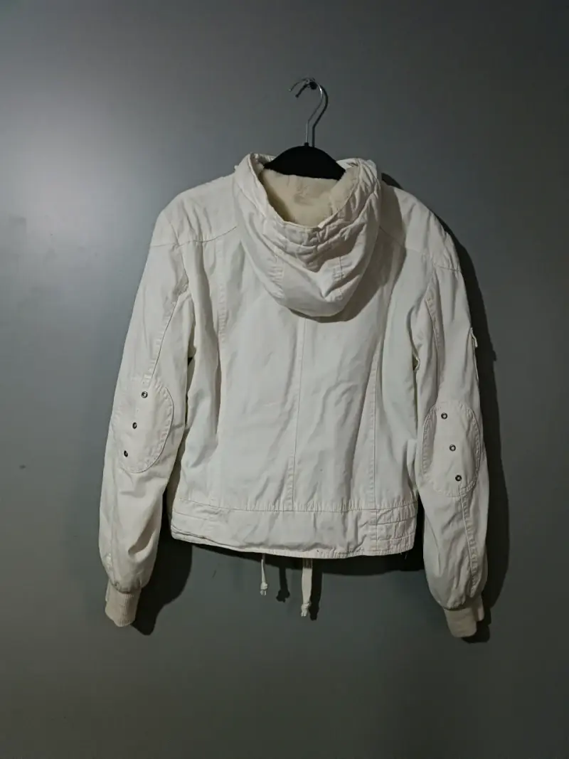 Chaqueta blanca con capucha y chiporro - 3
