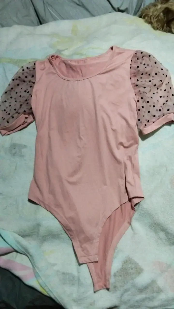 Body rosa con mangas de tul a lunares