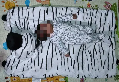 Alfombra de juego infantil con diseño de cebra - miniatura 1