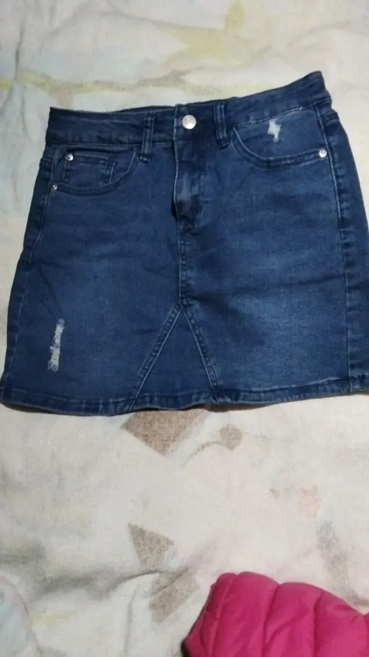Falda de mezclilla azul con diseño desgastado - 1
