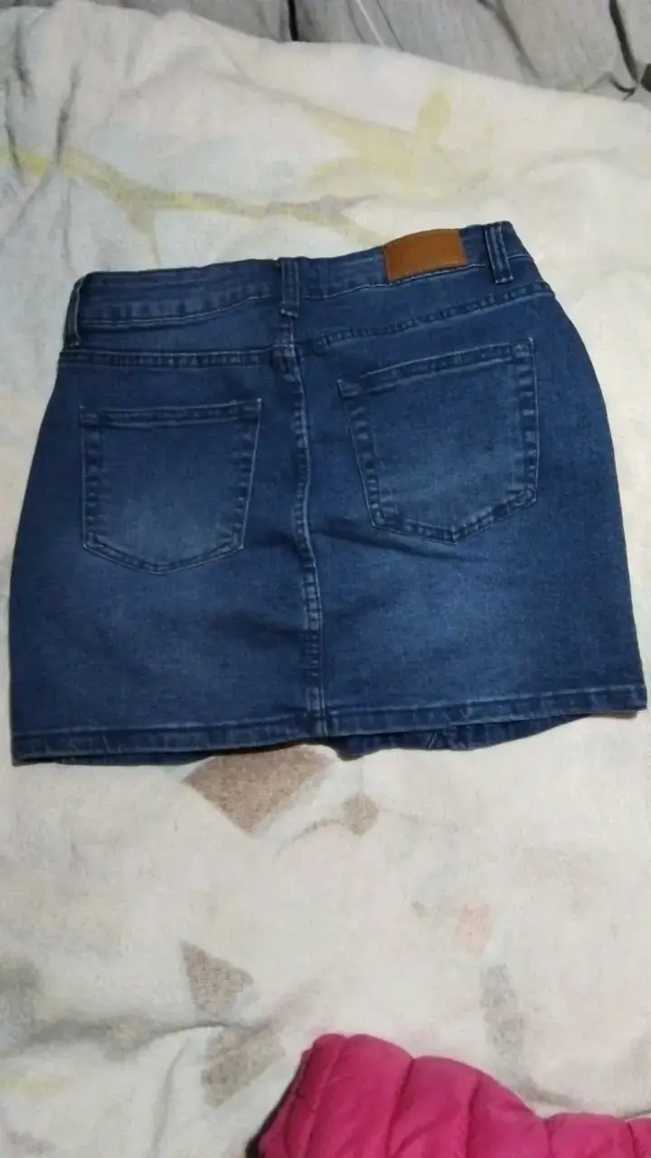 Falda de mezclilla azul con diseño desgastado - 2