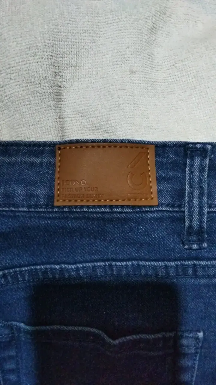 Falda de mezclilla azul con diseño desgastado - 3