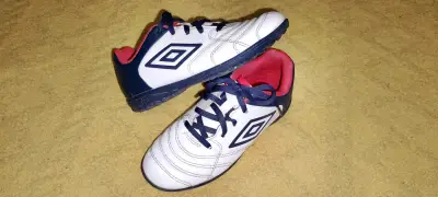 Zapatillas de fútbol para niños Umbro blancas - miniatura 1