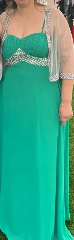 Vestido de fiesta verde con detalles brillantes