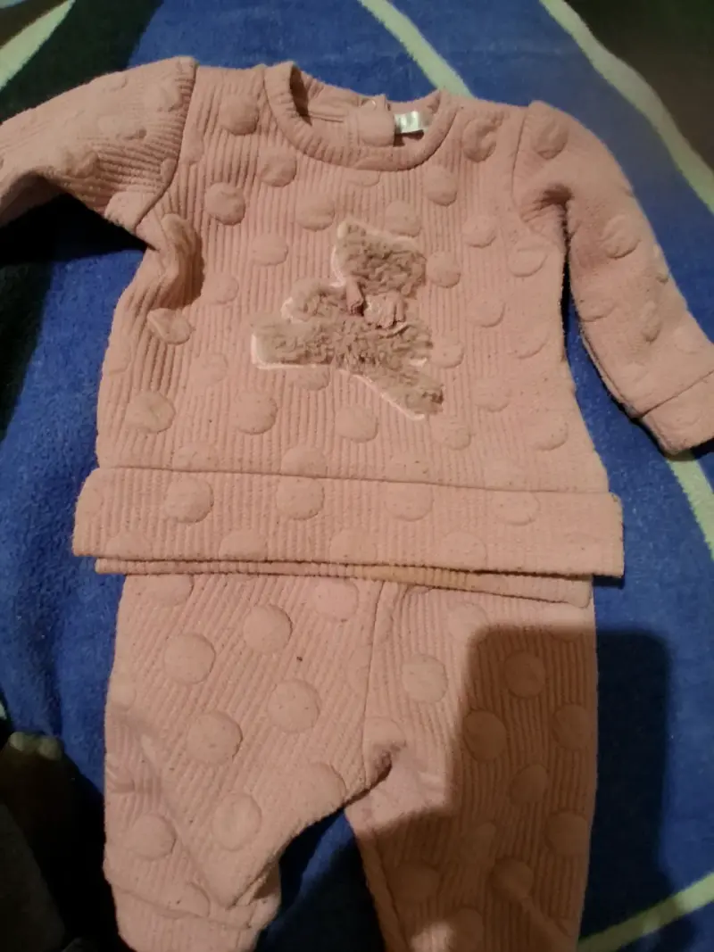 Conjunto de bebé rosado con diseño de oso - 1