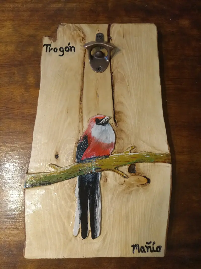 Abridor de botellas de madera con diseño de trogón