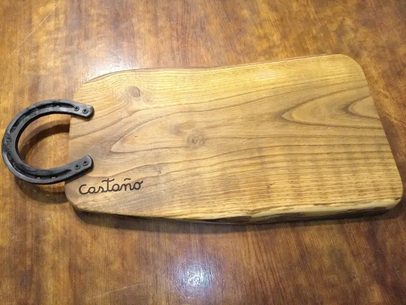 Tabla de madera con herradura en Castaño