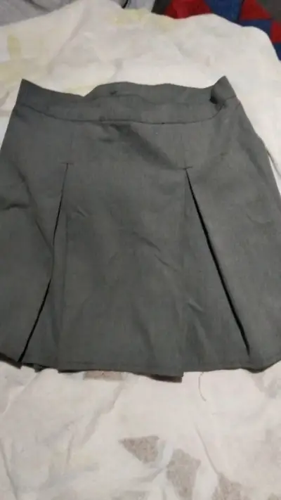 Falda gris plisada para mujer - miniatura 2