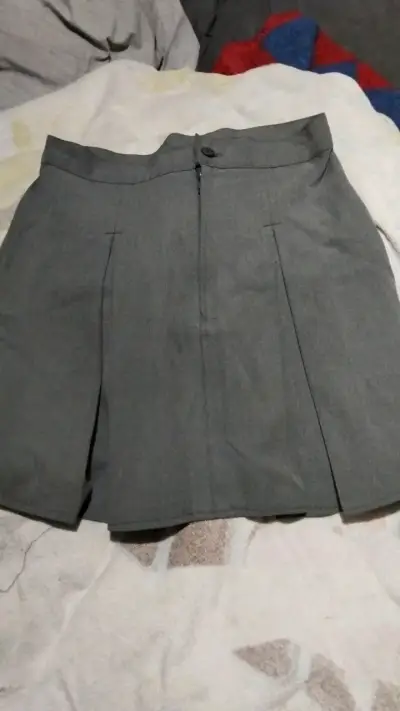 Falda gris plisada para mujer - miniatura 3