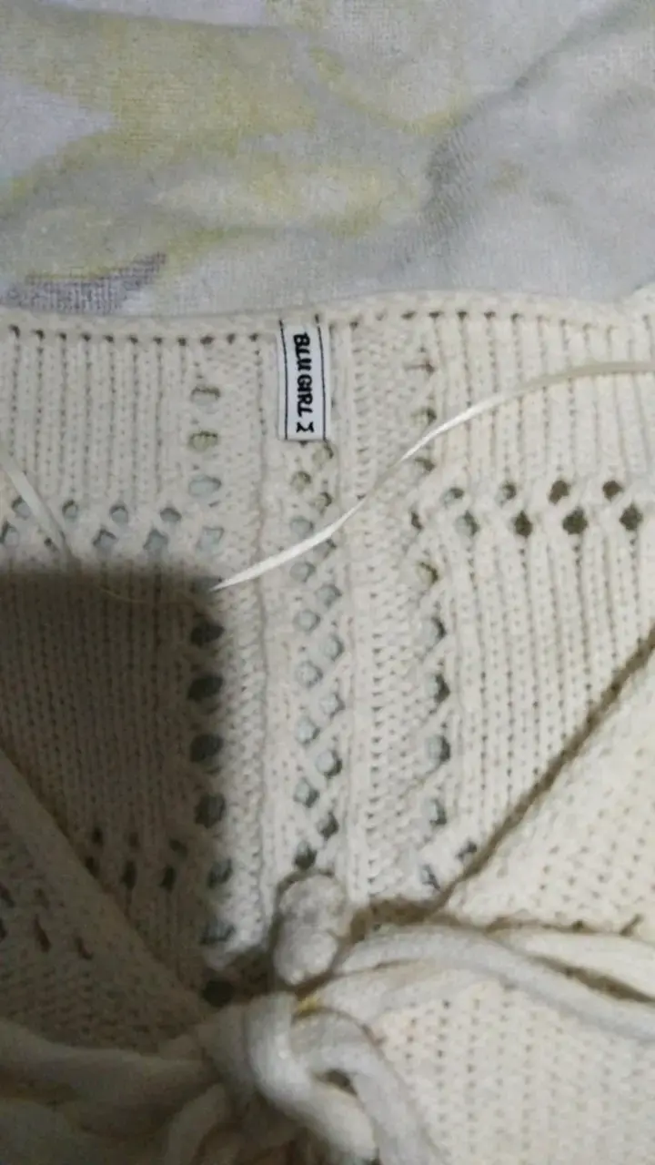 Cardigan de punto beige con diseño calado - 2