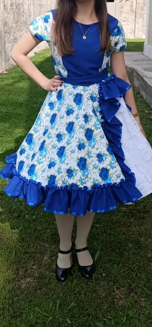 Vestido de fiesta azul con flores