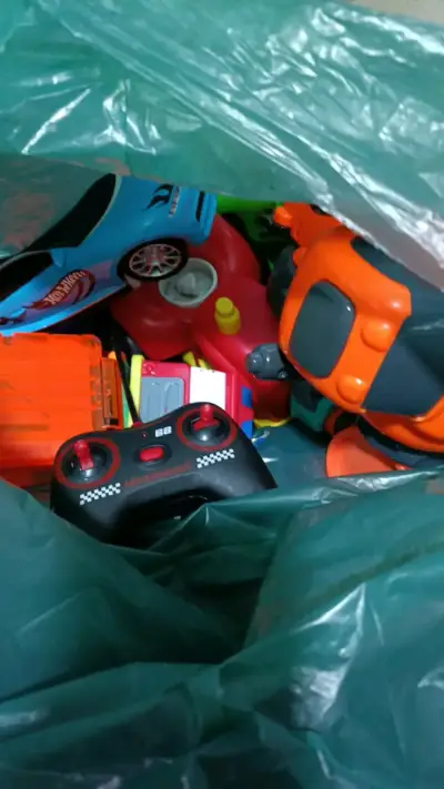 Lote de juguetes de autos y camiones - miniatura 1