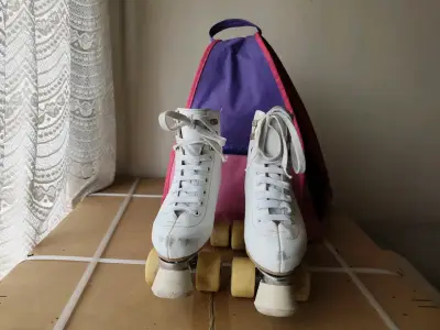 Patines de Cuatro Ruedas Blancos con Bolsa - miniatura 2