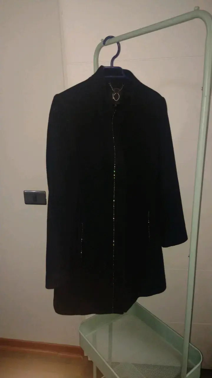 Abrigo negro elegante para mujer - 1